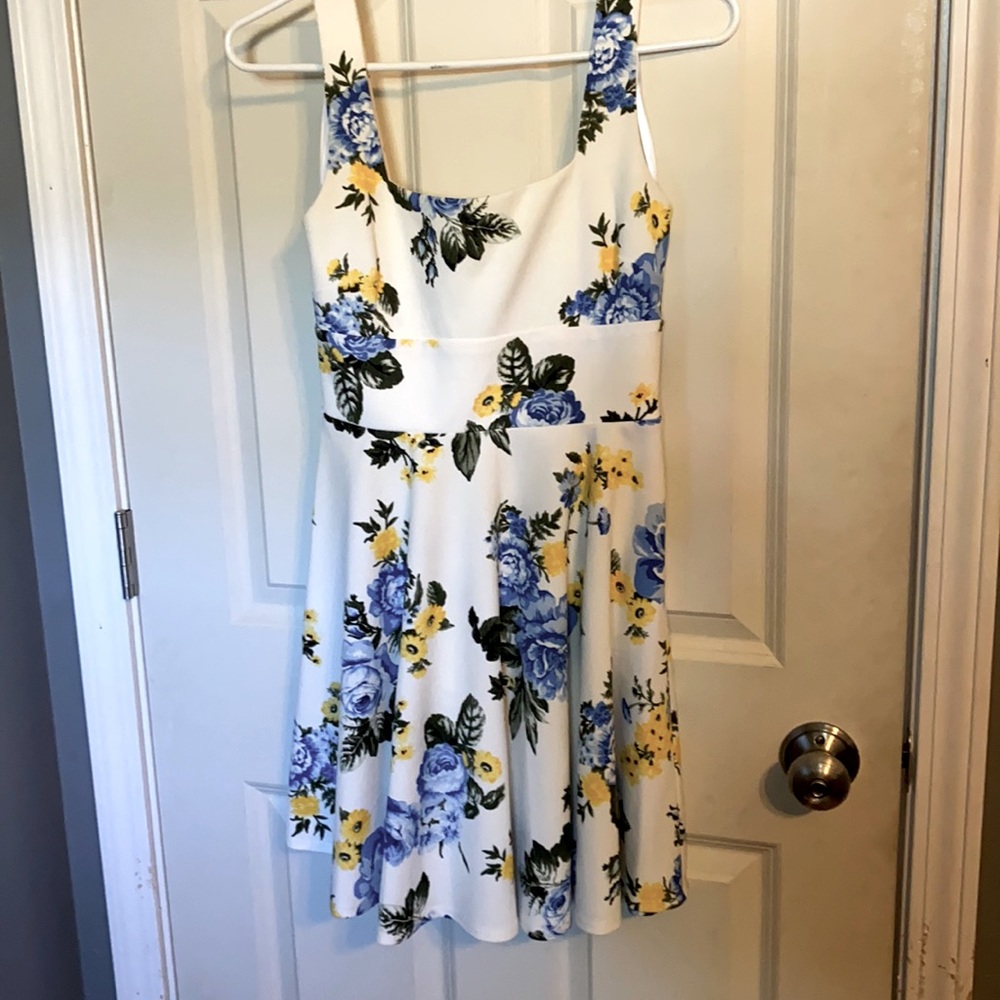 Floral dress. 5/6 like new!!